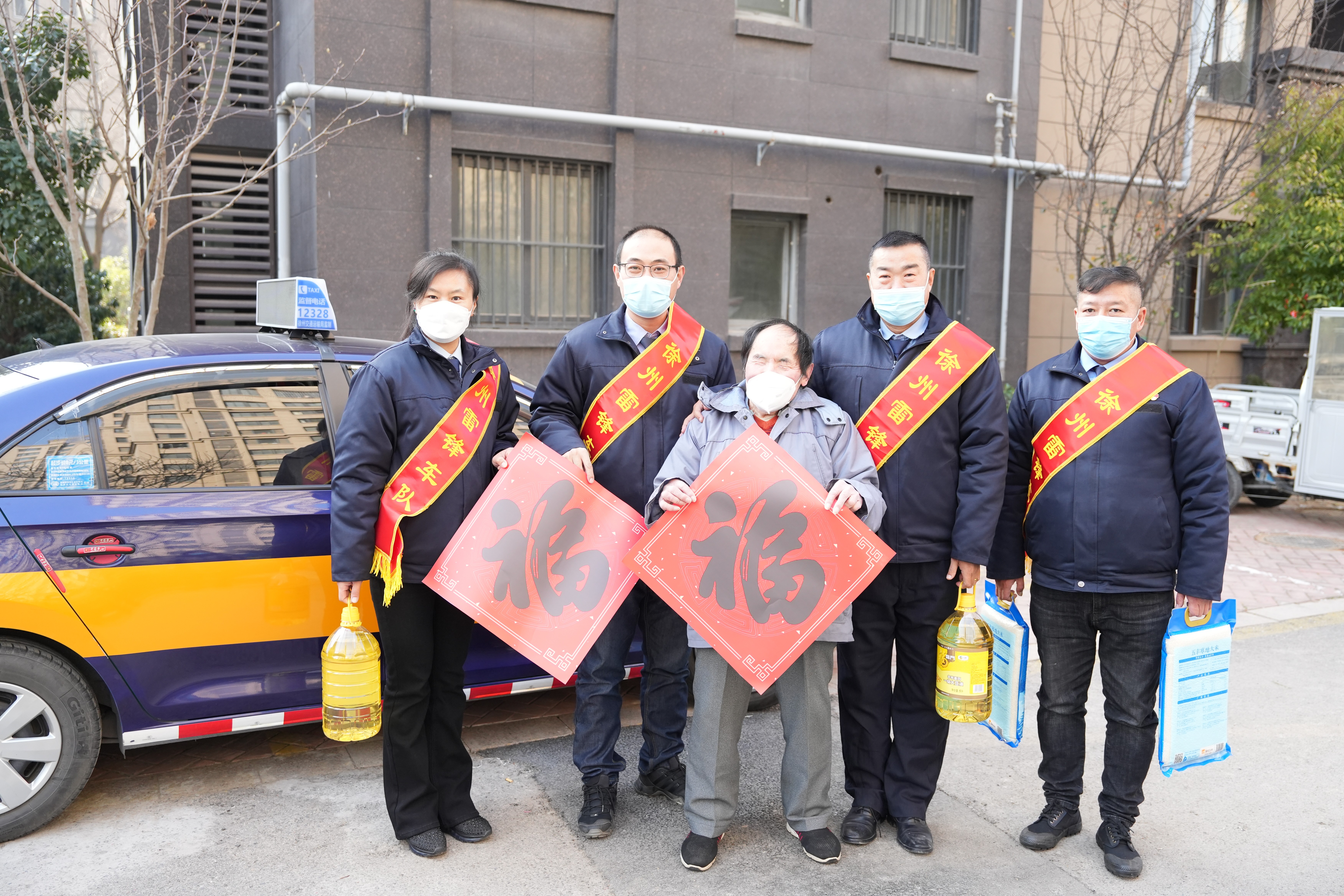出租集團(tuán)雷鋒車隊走訪慰問困難群眾