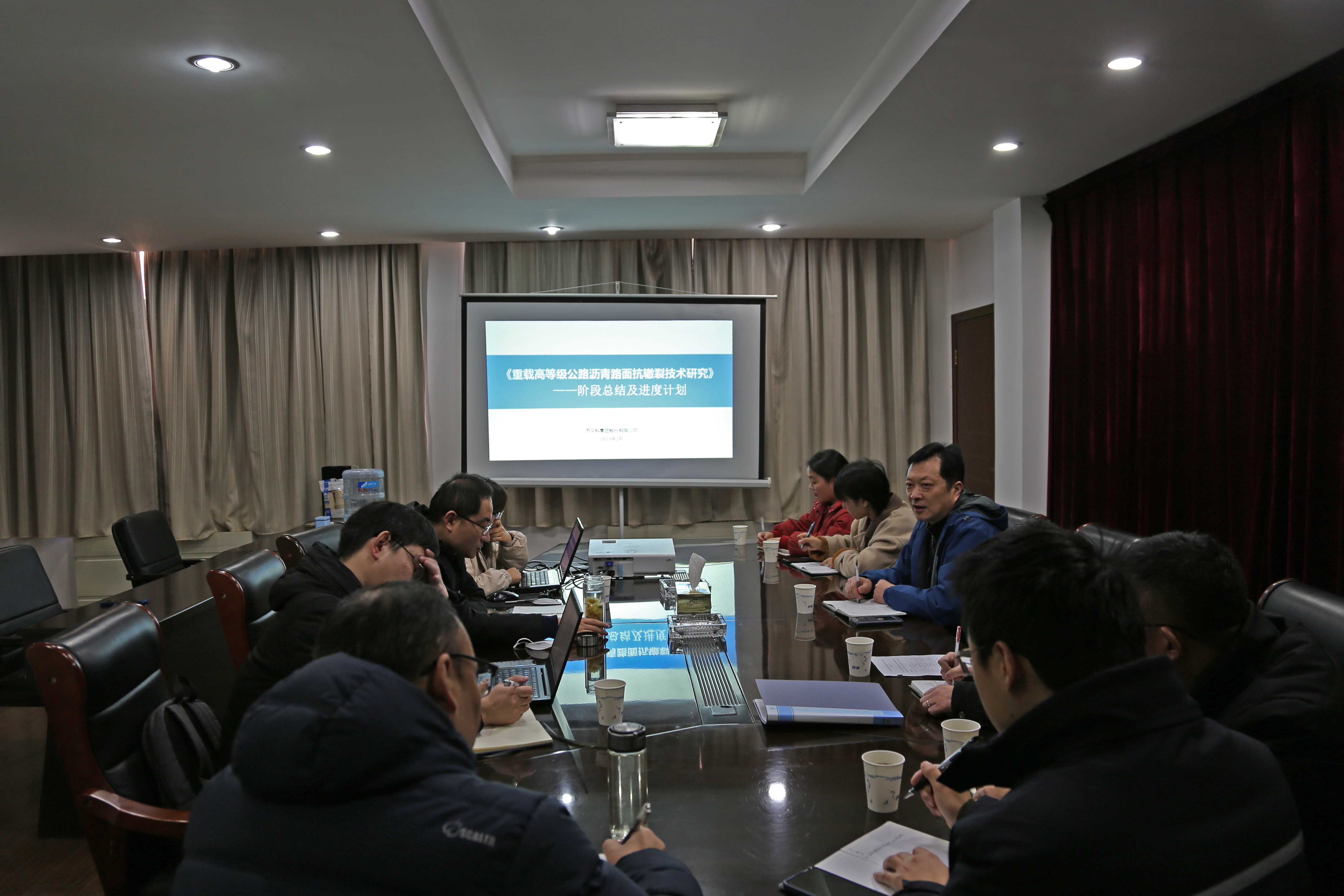 冠盛路橋公司召開重載高等級(jí)公路瀝青路面抗轍裂技術(shù)工作交流研討