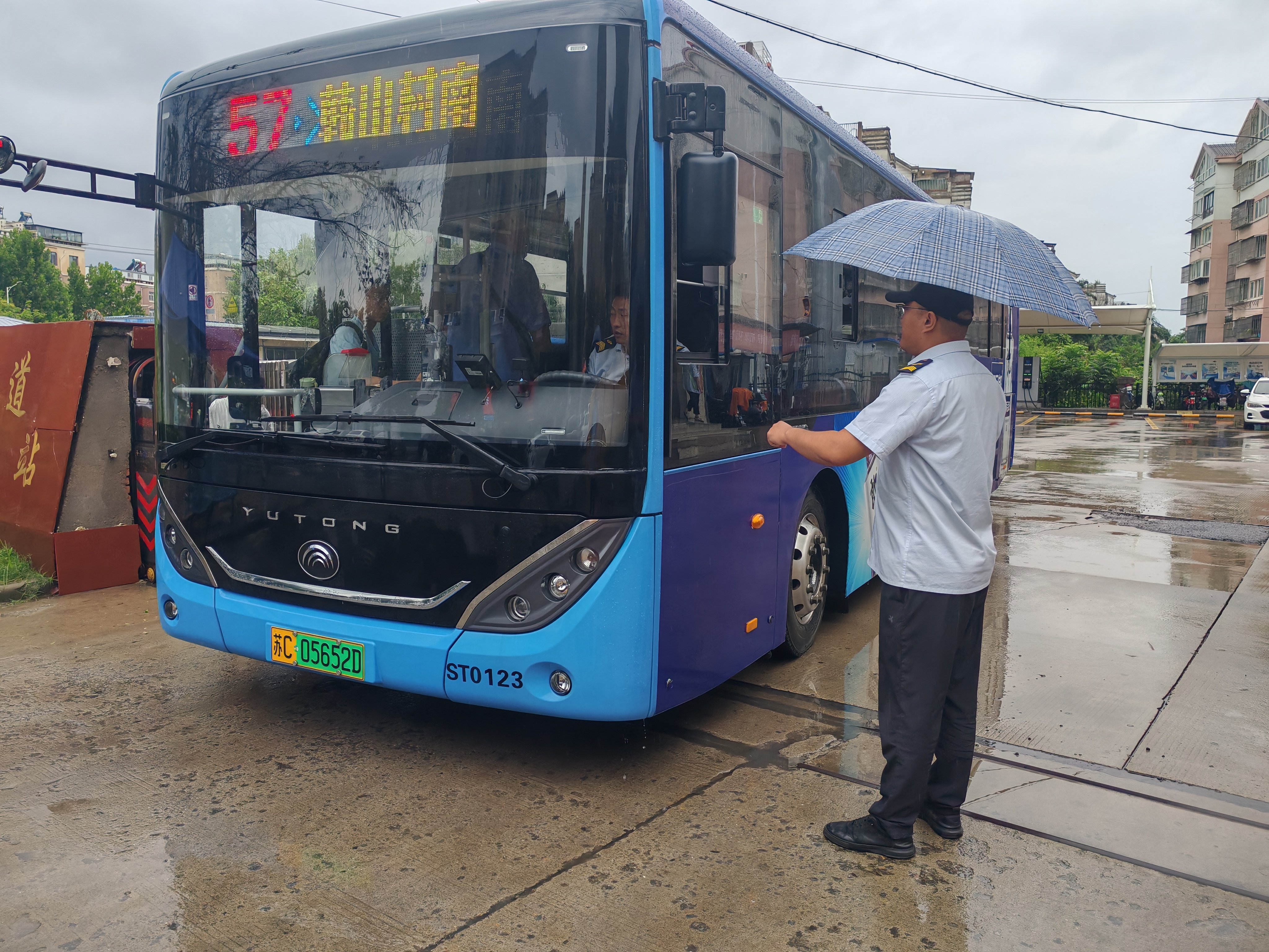 暴雨中，公交人用堅守保障市民出行