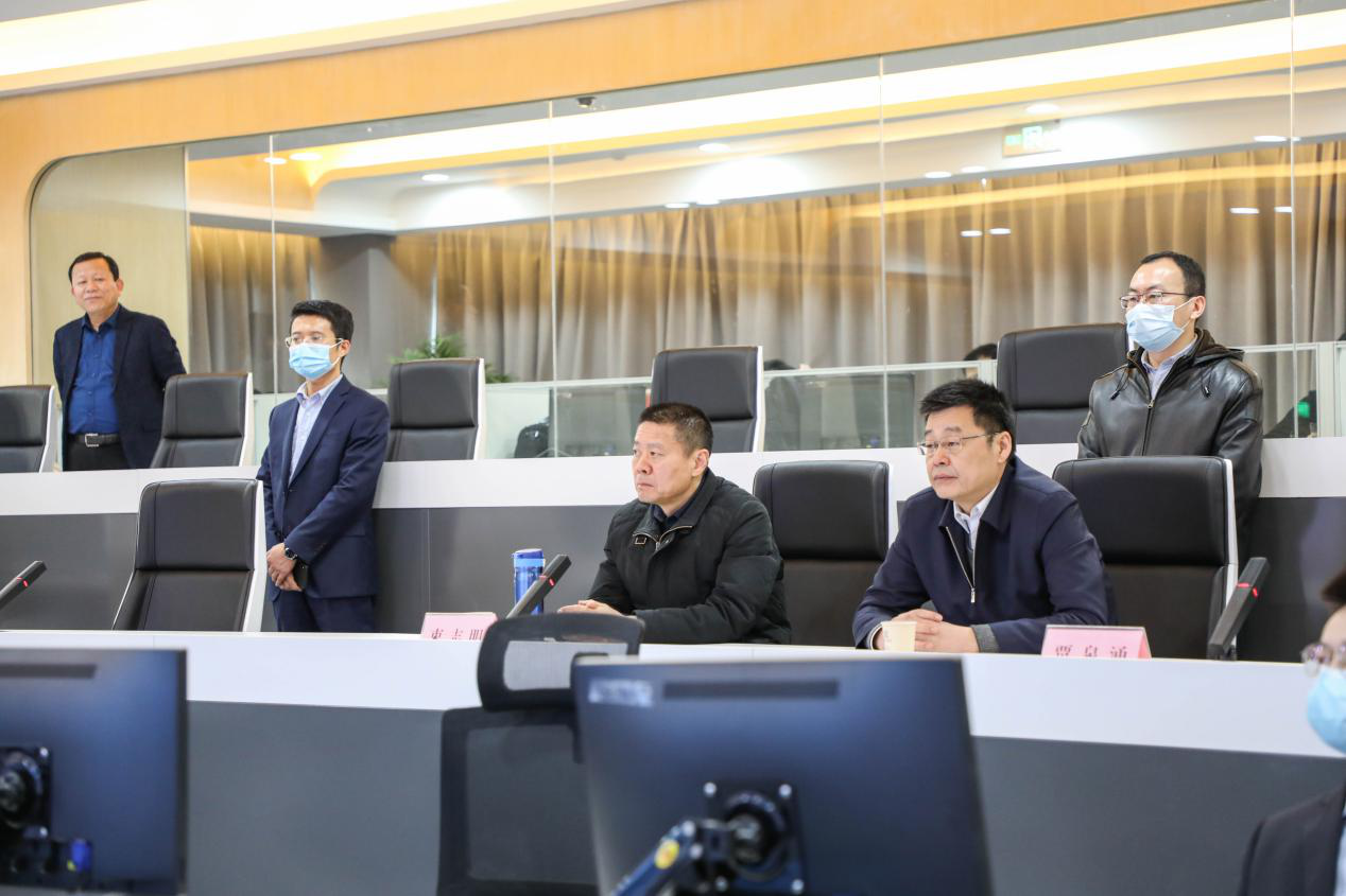 徐州市人大常委會副主任、市總工會主席束志明赴徐州交控集團開展新春走訪慰問